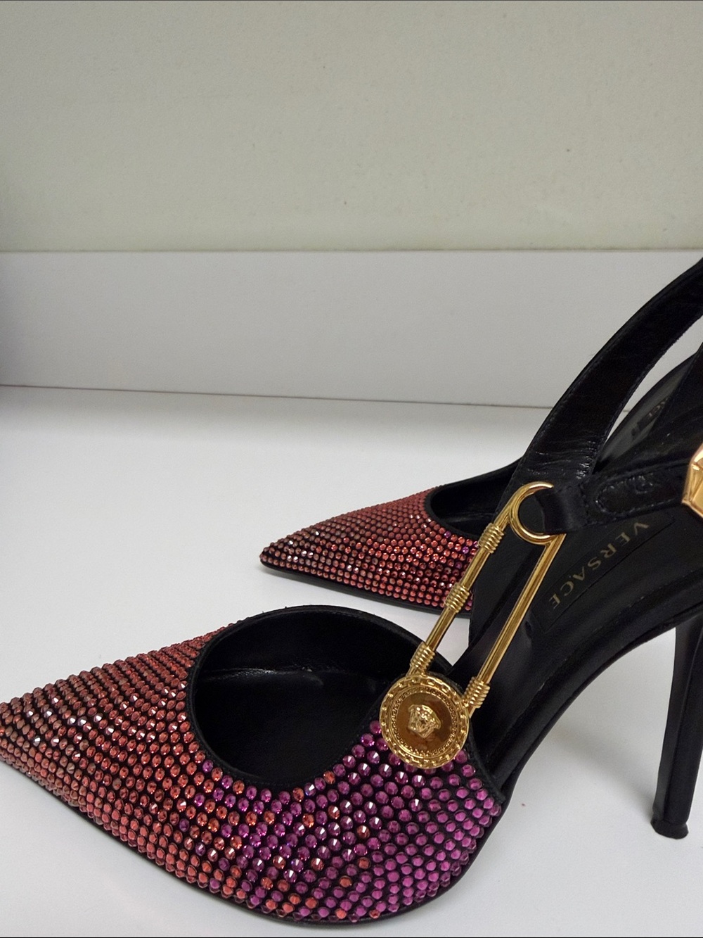 Versace - Picture 3 of 4